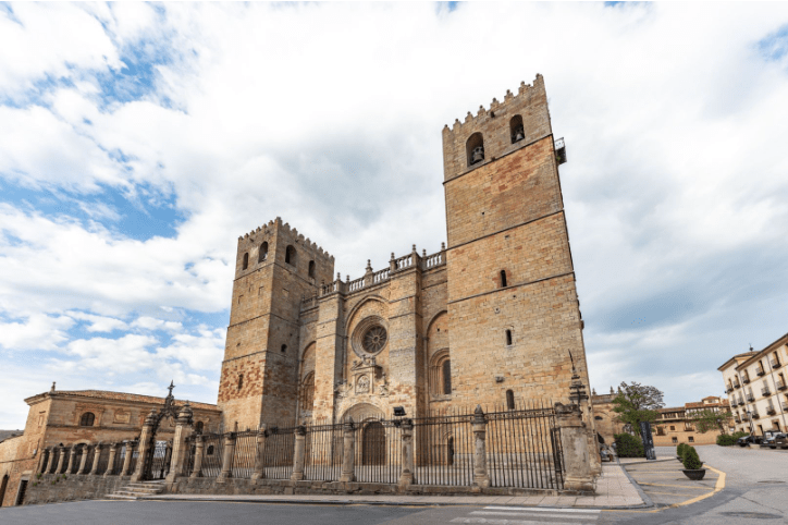 La catedral de Sigüenza como ejemplar de templo-fortaleza, hecha para orar y, en caso preciso, para guerrear.