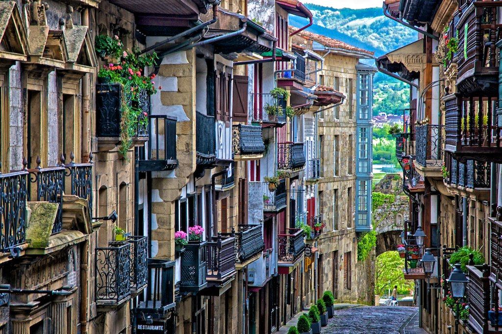 Calle Hondarribia uno de los pueblos mágicos de España