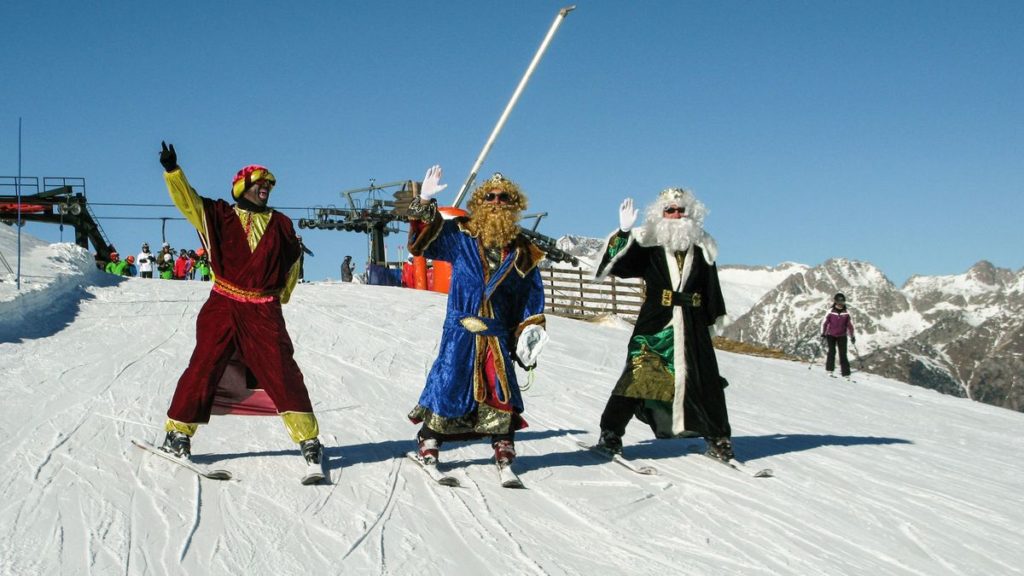 La celebración navideña más esperada para los niños que esquían. Los reyes sobre la nieve en el Pirineo.